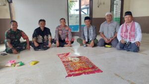 Polsek Medan Satria Gelar Sholat Jumat Berjamaah dan Cooling System Bersama Warga