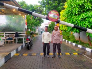 Cegah Gangguan Keamanan, Bhabinkamtibmas Jatisari Sambangi Petugas Sekuriti