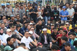 Duduk Bersama Massa, Kapolda Pastikan Unjuk Rasa di DPRD Bengkulu Kondusif