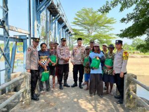 Polsek Sukatani Gelar Jumat Berkah, Bagikan Sembako kepada Warga Kurang Mampu