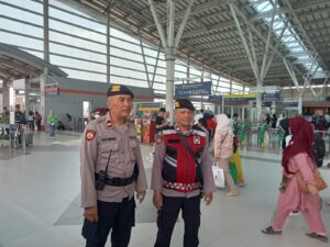 Polsek Bekasi Utara Lakukan Pemantauan Massa di Stasiun Bekasi