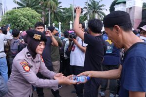 Layani Demonstran, Polisi di DPR Sediakan Roti, Air Mineral, dan Layanan Medis