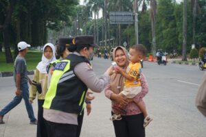 Hari Jadi Polwan ke-77, Kapolres Metro Bekasi Gelar Yanmas Pagi di TL Pos Lantas Jurong, Bagikan Bingkisan
