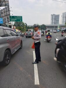 Unit Lalu Lintas Polsek Rawalumbu Berikan Kelancaran Arus Kendaraan