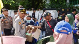 Aksi, Petugas Kepolisian Turun Bagikan Air Mineral dan Roti ke Pengunjuk Rasa