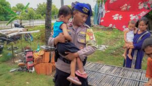 Bhabinkamtibmas Polair Evakuasi Balita Sakit Hernia di Muara Gembong, Dioperasi di RS Polri