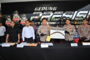 POLRES METRO BEKASI KOTA, UNGKAP KASUS SAJAM, GAGALKAN TAWURAN ANTARA KELOMPOK : 2 PELAKU DIAMANKAN