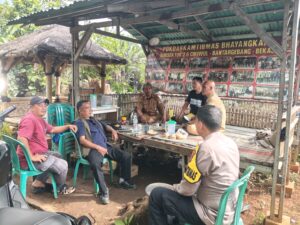 Ajak Karang Taruna Berperan Aktif, Bhabinkamtibmas Mustikasari Intensifkan Patroli Malam