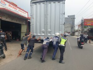 POLSEK RAWALUMBU – AKSI HUMANIS ANGGOTA UNIT LANTAS