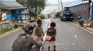 Rayakan HUT Brimob ke-80, Satgas Tindak Sektor Paniai Gelar Bakti Sosial Berbagi Paket Makanan untuk Warga Paniai