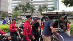 Personel Ditpamobvit Polda Metro Jaya Sigap Bantu Warga Alami Gangguan Kesehatan saat CFD di FX Sudirman