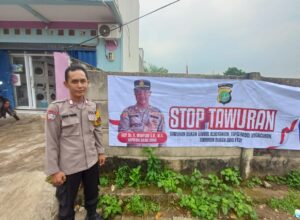 Pasang Spanduk Himbauan Stop Tawuran, Upaya Polsek Bekasi Barat Cegah Tawuran Remaja