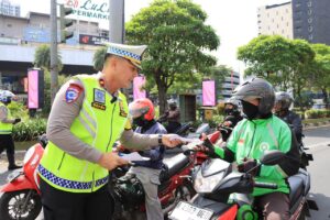 Operasi Zebra Jaya 2025, Satlantas Polres Metro Bekasi Kota Sosialisasi Keselamatan Berkendara di Exit Tol Bekasi Barat
