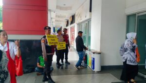 Polsek Kelapa Gading Gelar Patroli Jalan Kaki dan Sosialisasi Layanan Polisi 110 di Mahaka Square