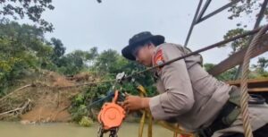 POLRI GERAK CEPAT RESPON PIDATO PRESIDEN PRABOWO, SATBRIMOBDA SULSEL BANGUN JEMBATAN GANTUNG DI SOPPENG