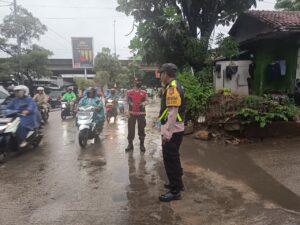 Pastikan Kelancaran Aktivitas Pagi, Polsek Bekasi Barat Siagakan Personel di Pasar Pagi Bintara