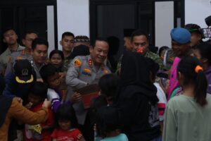 Kapolda Metro Jaya Bersama Pangdam Jaya Pastikan Penanganan Pengungsi Banjir Terlayani dengan Baik