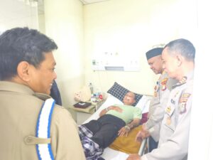 Empati dan Peduli Kapolsek Bekasi Barat Menjenguk Anggota yang Sakit Di RS. Hermina Galaxi