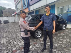 Polisi Hadir di Tengah Masyarakat, Samapta Polsek Rawalumbu Laksanakan Patroli Jalan Kaki Dialogis