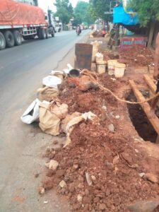 Galian Kabel Optik di Bantar Gebang Makan Korban Kemacetan, Warga: “Debunya Gak Nahan!” 