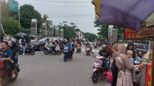 POLSUBSEKTOR MUSTIKAJAYA LAKSANAKAN HIMBAUAN KAMTIBMAS DAN PENGATURAN LALIN DI PASAR TUMPAH MUTIARA GADING TIMUR