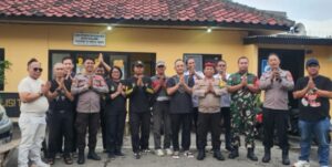 Polisi dan TNI Bagikan Takjil di Terminal Bekasi, Berbagi Rezeki dengan Masyarakat Tak Mampu 