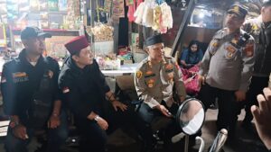 Berika Rasa Aman kepada Masyarakat, Kapolsek Bekasi Barat Pimpin Patroli