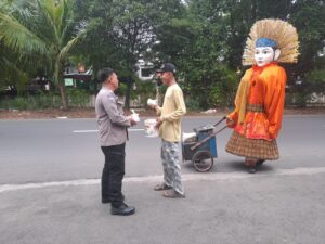 Implementasi Bang Jasri, Bripka Yophi Prima Tebar Takjil di Kp. Buaran Harapan Mulya