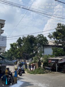 Pohon Penghalang Jalan di Rawalumbu Bekasi Ditebang