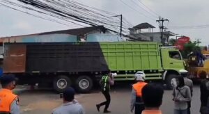 Truk Pengangkut Beras Terperosok di Bekasi Akhirnya Dievakuasi