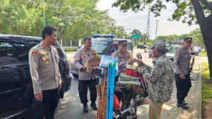 Polsek Medansatria Gelar Kegiatan Jumat Berkah, Bagikan Puluhan Paket Makanan Gratis