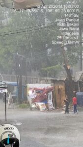 Hujan Lebat dan Angin Kencang Terjang Bekasi, Lapak Pedagang di Rawalumbu “Rubuh”