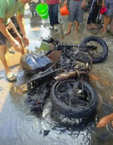 Motor Terbakar di Perumahan Mega Regency Serang Bekasi, Warga Heboh