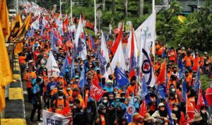 Aksi Buruh Blokir Akses Pintu Masuk Kawasan Surya Cipta Karawang, Macet Total