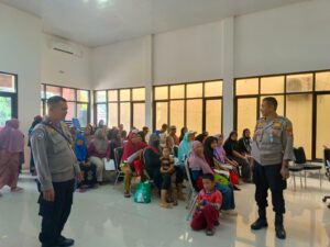 Pastikan Distribusi Lancar, Bhabinkamtibmas Sumurbatu Monitoring Penyaluran Bantuan Pangan Bulog