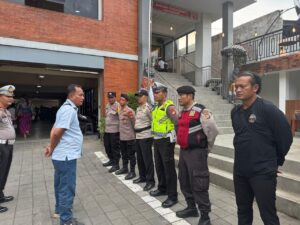 Polsek Bekasi Barat Amankan Giat Pujawali Ke-62 Pura Agung Tirta Bhuana Jakasampurna