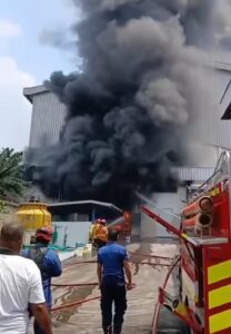 Kebakaran Pabrik Oli di Bojong Menteng Berhasil Dipadamkan