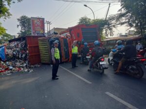 RESPON CEPAT POLSEK BANTAR GEBANG EVAKUASI TRUK DUMP SAMPAH LAKA TUNGGAL DI JALAN RAYA NAROGONG BANTARGEBANG