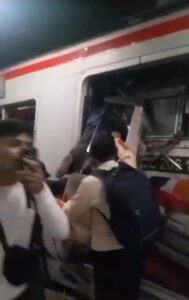 Tabrakan Dua Kereta Api di Stasiun Bekasi Timur, Tim Evakuasi Turun ke Lokasi
