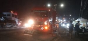 Pemotor Scoopy Putih Tewas di Tempat Usai Kecelakaan dengan Truk BBM di Klari Karawang