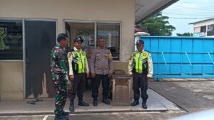 SINERGITAS TNI–POLRI LAKSANAKAN KUNJUNGAN DAN MONITORING WILAYAH DI KELURAHAN PADURENAN
