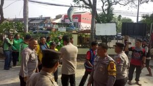 Kapolsek Medan Satria Bekasi Kota Membagikan Daging Kurban untuk Ojol dan Tukang Parkir Di Wilayah Medan Satria 