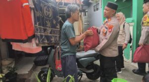 Jumat Berkah Polsek Bekasi Barat Berikan Paket Sembako Kepada Warga Lansia 