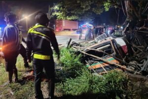 Truk Hantam 3 Motor dan Kios Tambal Ban di Bawen Semarang, Kios Hancur