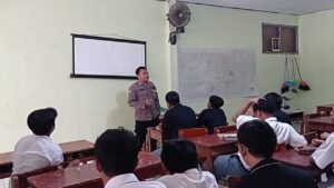 Bhabinkamtibmas Polsek Medansatria Himbau Pelajar SMK Ekuin Jauhi Demo dan Kerusuhan