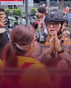 Kapolsek Menteng AKBP Braiel Arnold Rondonuwu Pantau Aksi Mahasiswa di Duku Atas Sudirman Sampaikan Permohonan Maaf Secara Humanis