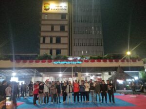 Kapolres Metro Bekasi Kota duduk Lesehan Nobar Piala Dunia Kamtibmas Bersama Mahasiswa dan Pemuda Kota Bekasi 