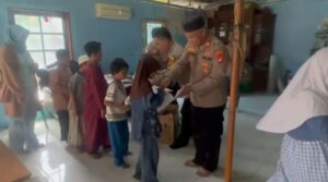 Kapolsek Bekasi Barat Santuni Anak Yatim di Kota Baru, Bagikan Perlengkapan Sekolah Sambut 10 Muharram 1448 H