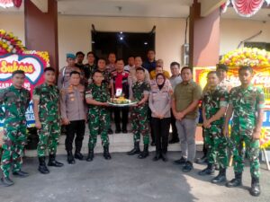 SINERGITAS TNI-POLRI MAKIN ERAT! YON ARMED 7 BERI KEJUTAN TUMPENG HUT BHAYANGKARA KE-80 KE POLSEK BANTARGEBANG