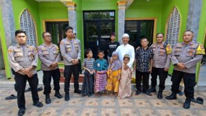 Polsek Medansatria Bagikan 50 Paket Makan Siang ke Anak Yatim di At Tazkiyah
